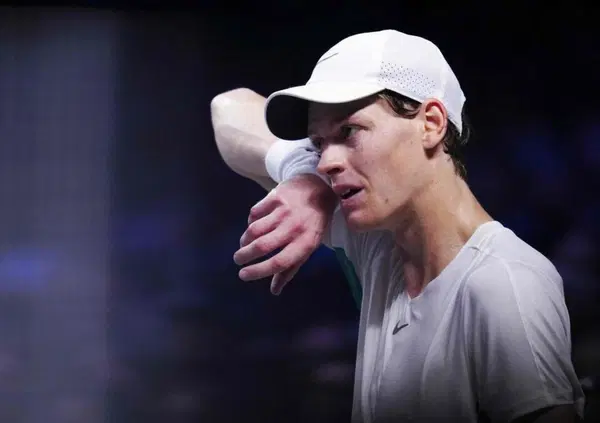 Sinner come Lance Armstrong? Parla il giornalista che denunci&ograve; il doping del ciclista: &ldquo;Come faceva Naldi a non sapere?" E Jannik viene rimpiazzato da Alcaraz