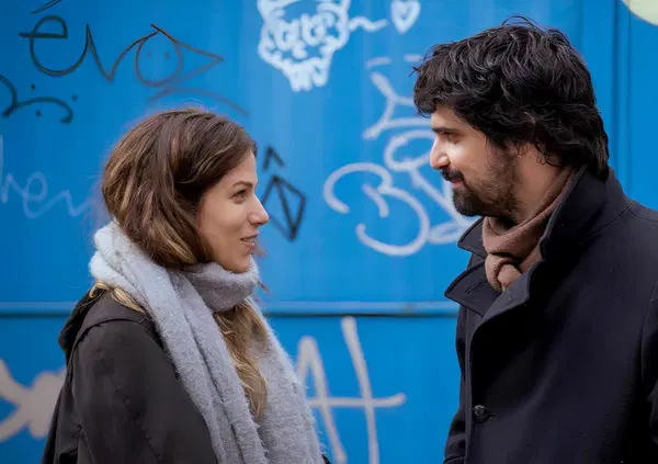 Abbiamo visto la serie tv spagnola Dieci Capodanni su RaiPlay e vi spieghiamo perch&eacute; &egrave; bellissima, noiosa, vera come l'amore 