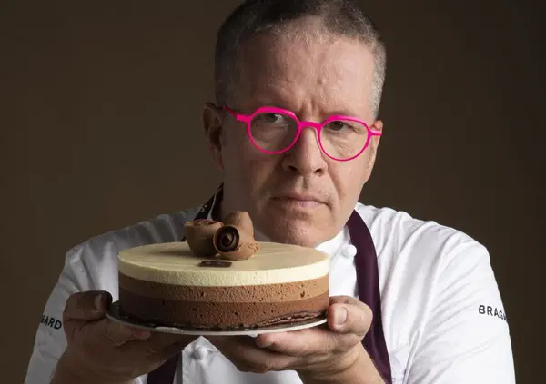 Ernst Knam: "Chiacchiere a 100 euro? Marketing geniale di Iginio Massari". Sull'IA boccia Carlo Cracco: "Sono gi&agrave; intelligente". E Valerio Braschi: "Niente di nuovo". E sfida la guida Michelin: &ldquo;Stelle a chi paga dipendenti e fornitori&hellip;&rdquo;