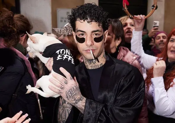 Tony Effe si pensa 'sto gran Puffo: da Alessandro Cattelan si paragona a Francesco Totti e 'dissa' i fan che gli chiedono una foto. E starebbe pure ghostando Renato Zero...