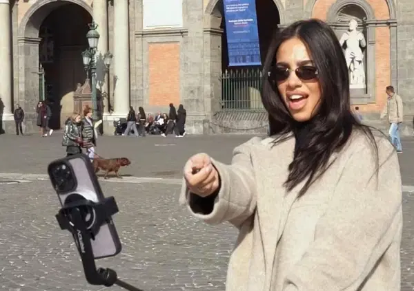 New Martina vende a 60 euro un&rsquo;asta per foto: ma davvero c'&egrave; chi si fa prendere per il c*lo dalla tiktoker e dal Marty Selfie Stick con luce led ? Le accuse sui social: &ldquo;Uguale ai prodotti cinesi&rdquo;...