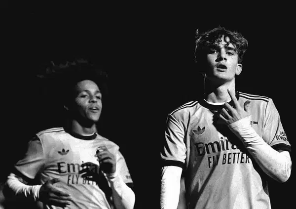 Fermi tutti, abbiamo trovato il nuovo fenomeno del calcio moderno. Si chiama Max Dowman, gioca nell'Arsenal e fa impressione: &egrave; un mix tra Baggio, Zidane e Ronaldo il Fenomeno. Guardate i video