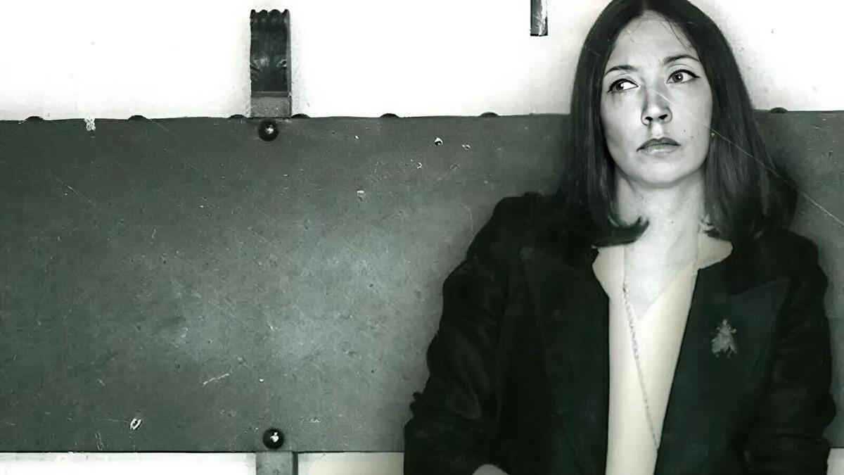 Oriana Fallaci (IA) stronca la serie di Rai 1 Miss Fallaci: “Una giornalista senza rabbia non è una giornalista”. Ecco come, probabilmente, avrebbe commentato l’Oriana di Miriam Leone