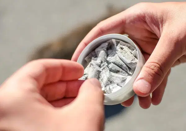 Ok, ma cos&rsquo;&egrave; lo snus, il tabacco non fumato che ha mandato in &ldquo;overdose&rdquo; due tredicenni di Ferrara? Gli effetti immediati: tachicardia, vertigini e nausea. E sul lungo termine? Eh...