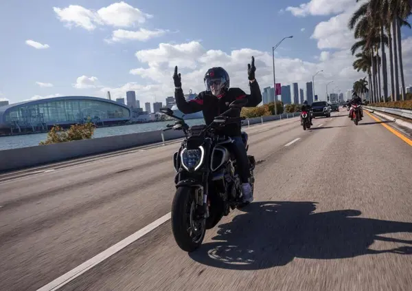 [VIDEO] Massimo Bottura in viaggio a Miami che cerca di farsi arrestare con una Ducati Diavel V4 &egrave; il racconto di un'Italia che ci fa godere: "Pecco, per favore aiutami!"