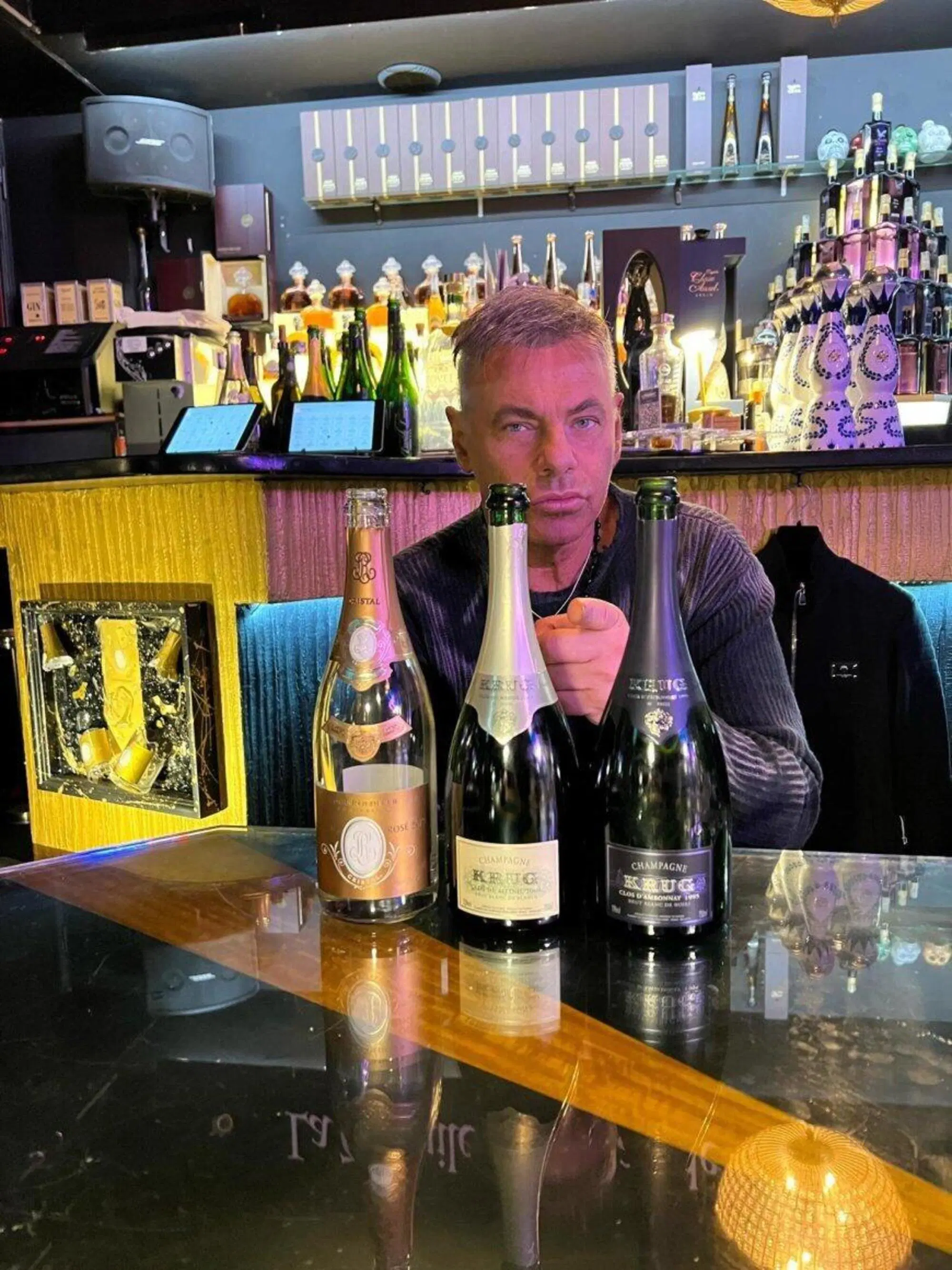 Davide Lacerenza a la "Gintoneria di Davide", il suo locale