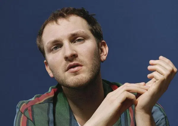 Abbiamo ascoltato &ldquo;Uomini contro insetti&rdquo;, il nuovo singolo di Giorgio Poi, ma com&rsquo;&egrave;? Un piccolo quadro malinconico. Tra musica di plastica e balletti su TikTok avremo sempre bisogno di cantautori come lui&hellip;