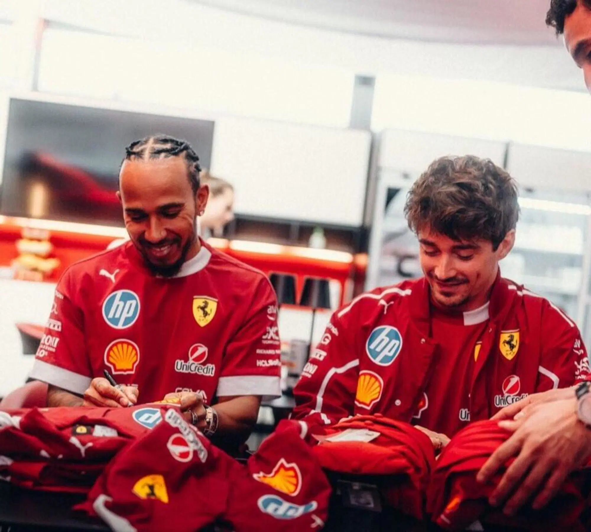Lewis Hamilton e Charles Leclerc durante il gioved&igrave; del Gran Premio d'Australia