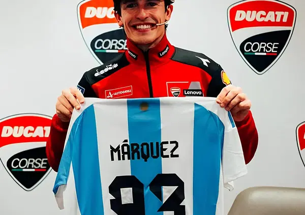 Dopo Valentino Rossi, Pecco Bagnaia e Marco Bezzecchi anche un Marc Marquez a caccia di record si porta addosso la maglia dell'Argentina: that's all folks?