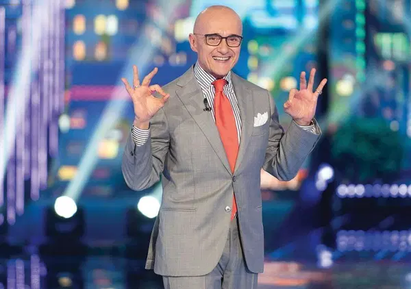 Grande Fratello, a che gioco sta giocando Alfonso Signorini, che per salvarsi da Pier Silvio Berlusconi critica gli autori? &ldquo;Io conduco il Gf, ci metto la faccia, ma&hellip;&rdquo;. E sulla non squalifica a Lorenzo Spolverato&hellip;