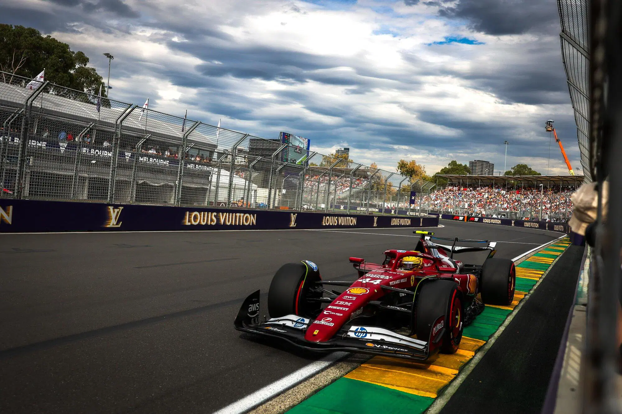 Lewis Hamilton in pista durante le qualifiche del Gran Premio d'Australia
