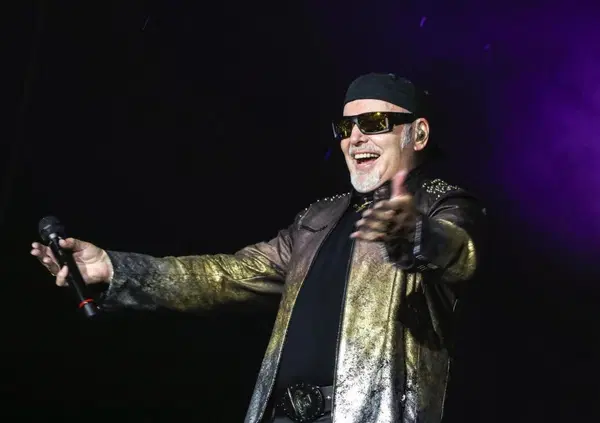 Signori, ma che spettacolo &egrave; la foto di Cremonini e Vasco commentata da Valentino Rossi?