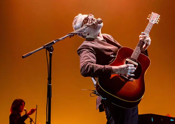 Il primo concerto di Brunori Sas dopo Sanremo? L'ultimo barlume di lucidit&agrave; prima della dittatura degli algoritmi: "&Egrave; un'emergenza". L'Eurovision? "Ho chiesto a Lucio Corsi di rinunciare..."