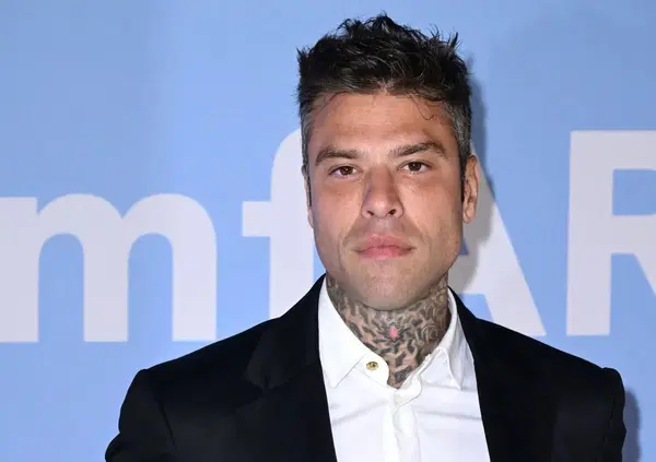 Fedez "terrorizzato" dichiara guerra a Corona e si rifugia dal questore. Ma perch&eacute;? Tra &ldquo;falsit&agrave; che potr&agrave; pubblicare&rdquo;, comportamento &ldquo;pesantemente vessatorio&rdquo; e accusa di stalking&hellip;