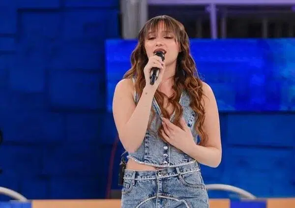 Amici 2024 di Maria De Filippi, le pagelle prima del serale: Sarah Toscano sarebbe anche brava se non avesse canzoni cos&igrave; brutte (6). Jacopo Sol canta bene, ma troppi effetti (6). Giudici e prof? Non pervenuti. E il riassuntone&hellip;