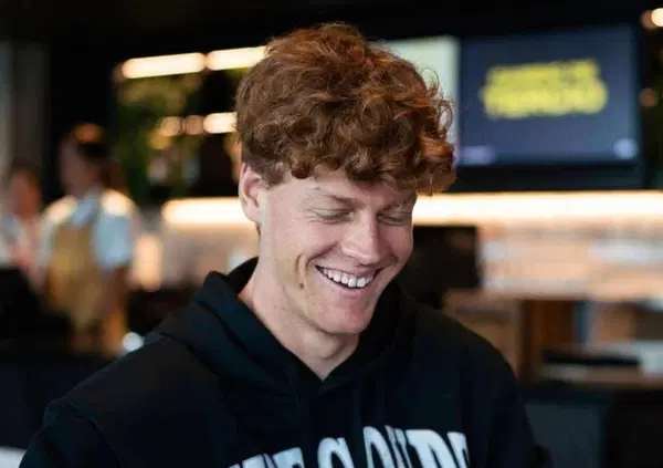 Ma quanto spacca Medvedev, che si prende per il culo da solo dicendo l&rsquo;unica verit&agrave; possibile su Jannik Sinner? &ldquo;Negli ultimi tornei non l&rsquo;ho nemmeno affrontato&rdquo;