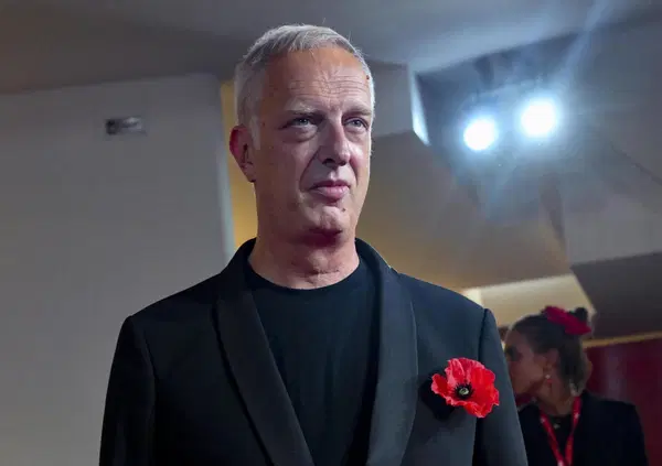 Antonio Scurati, o dell'umano squallore: vi spiego l&rsquo;ipocrisia degli intellettuali quando il Potere si traveste da pensiero "libero" (come sul riarmo dell'Europa)