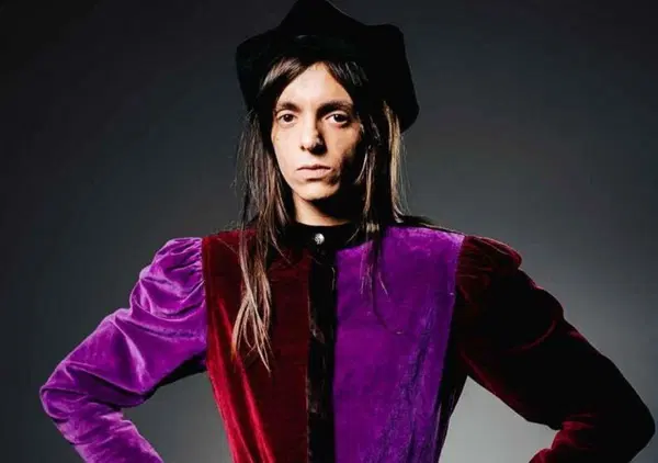 Lucio Corsi criticato perch&eacute; in Altalena Boy canta di "zingari che rubano bambini"? Ma chiss&agrave; perch&eacute; nessuno si indigna per gli extraterrestri e gli alberi. Ecco una sintetica analisi del testo...