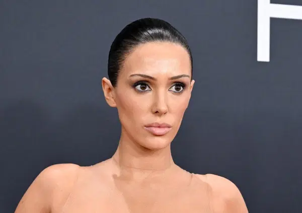Bianca Censori, ma le avete viste le nuove foto (quasi nude ovviamente) che ha pubblicato? Nuova trovata di Kanye West o "contro" il marito? E Ye intanto pensa a trasferirsi in Europa&hellip;
