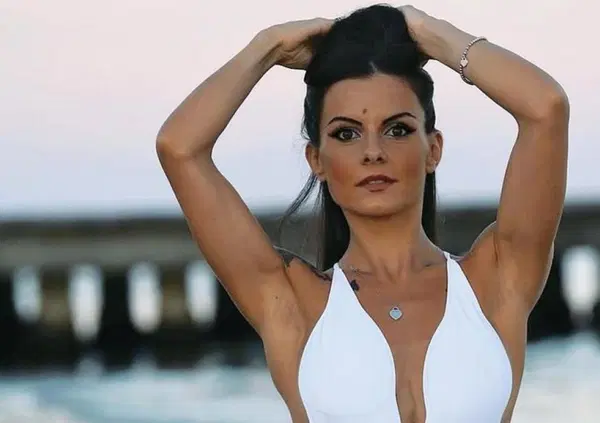 Elogio di Elena Maraga, insegnante su OF, che ha svelato l'arcano: ci si spoglia per soldi. Ma nessuno si indigna per gli stipendi da fame nelle scuole?