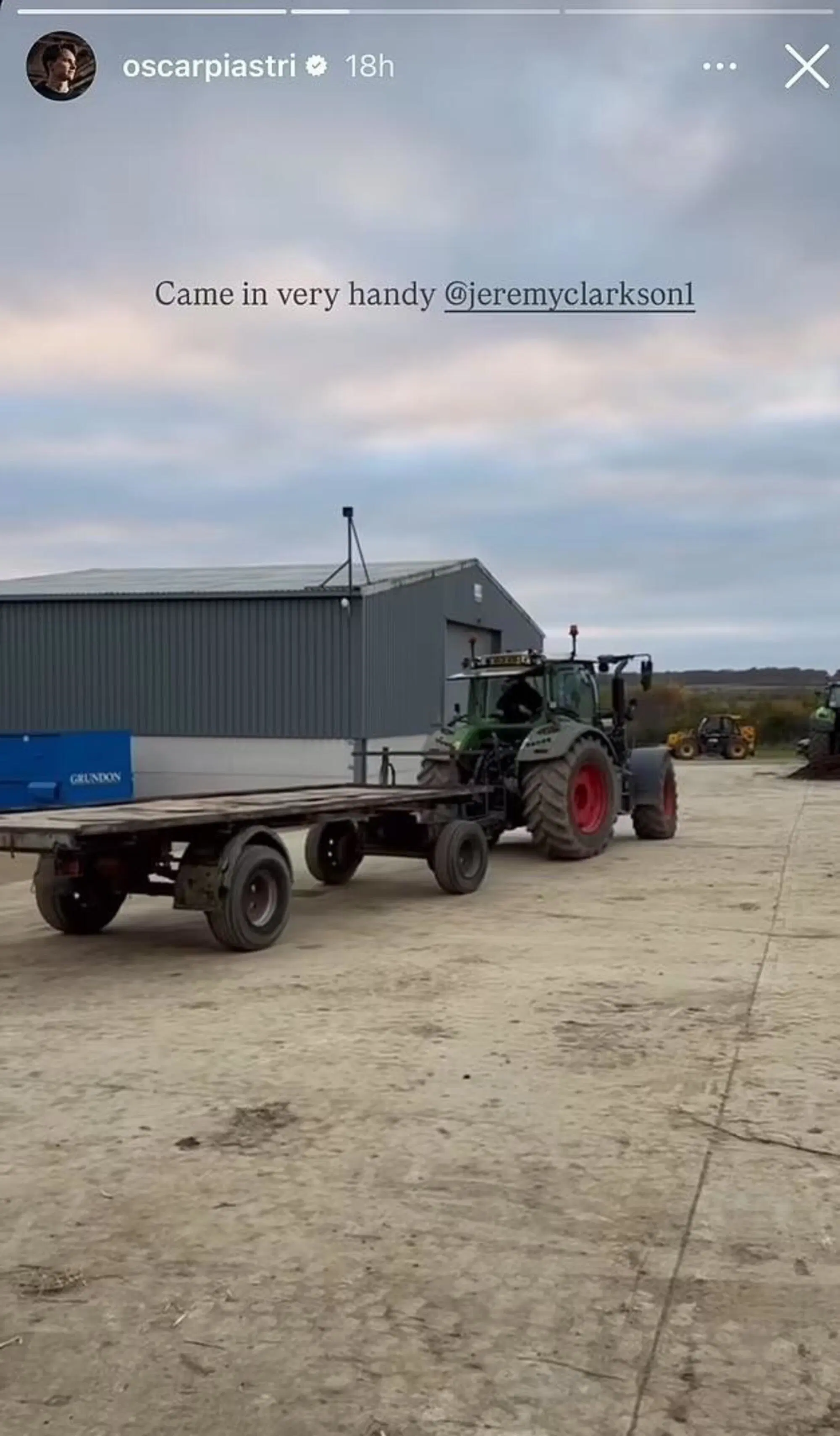 Oscar Piastri in azione col trattore di Clarkson