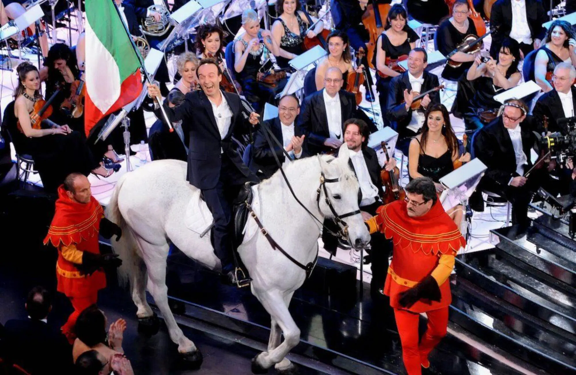 Roberto Benigni a cavallo all'Ariston per i centocinquanta anni dell'Unit&agrave; d'Italia