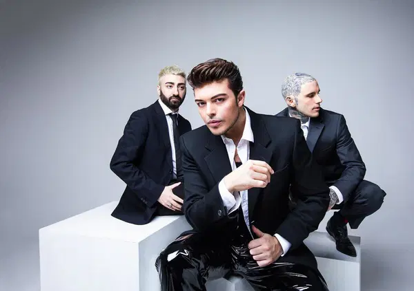 The Kolors, perch&eacute; annunciano di aver "anticipato" il tour nei palazzetti quando in realt&agrave; &egrave; stato cancellato? Infatti i biglietti dei concerti sono in modalit&agrave; "rimborso"...