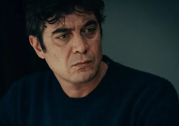  Abbiamo visto Muori di lei, il thriller con Riccardo Scamarcio su Prime Video, ma com'&egrave;? E fino a che punto ci si pu&ograve; spingere per fingere di essere qualcun altro?