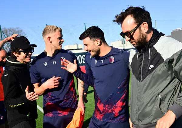 Ma l'avete visto Valentino Rossi portato a spasso (e a calcio) da Cesare Cremonini a Bologna? Dalla visita a San Luca all&rsquo;allenamento con la squadra di Italiano, ecco cosa &egrave; successo