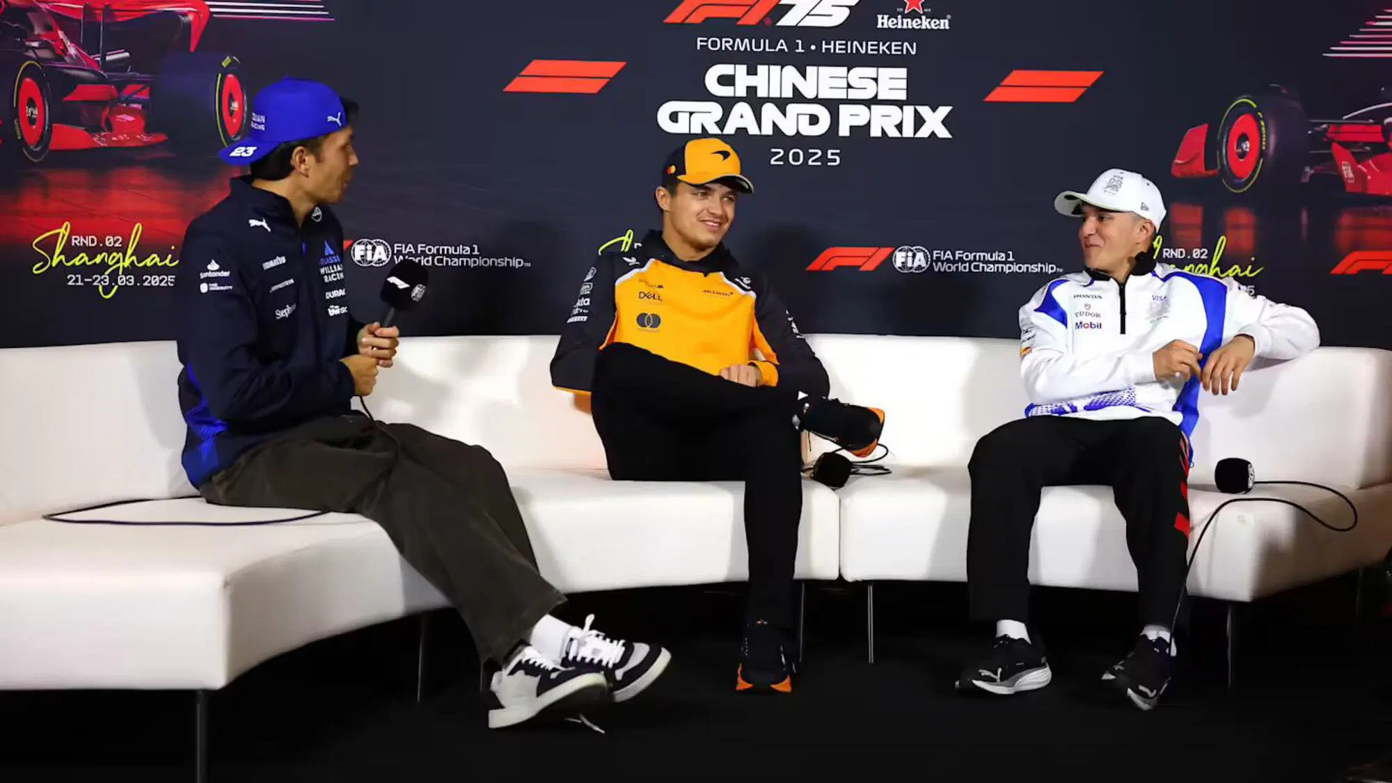 Lando Norris insieme a Isack Hadjar e Alex Albon durante la conferenza stampa in Cina