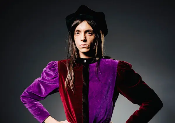 La verit&agrave; &egrave; che vi siete accorti solo con &ldquo;Volevo essere un duro&rdquo; a Sanremo del talento cristallino di Lucio Corsi. Abbiamo ascoltato il suo nuovo album e vi raccontiamo com&rsquo;&egrave;. E sull&rsquo;Eurovision e la polemica su Altalena Boy...