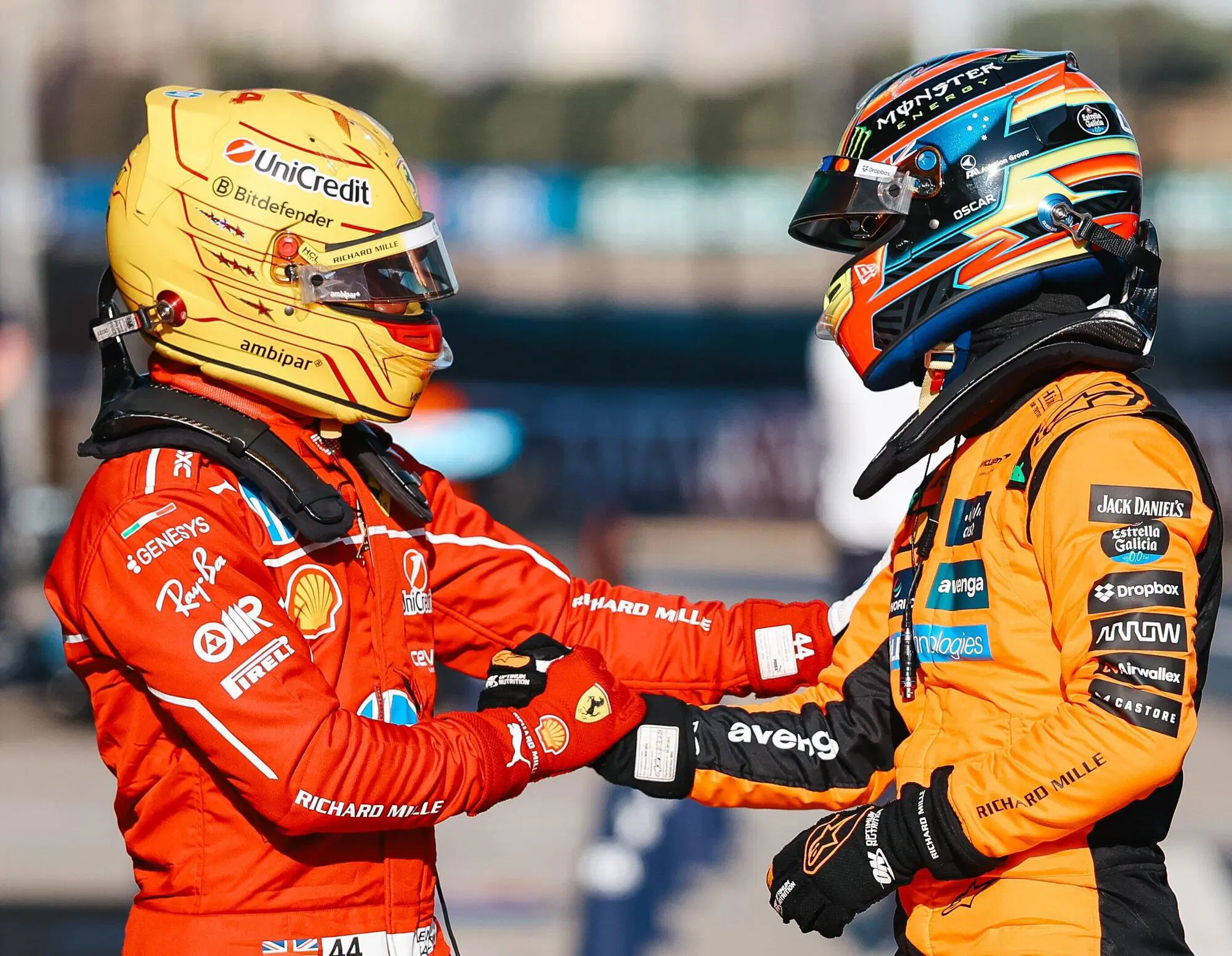 Oscar Piastri, terzo, si congratula con Lewis Hamilton per il miglior tempo della Sprint Shootout in Cina