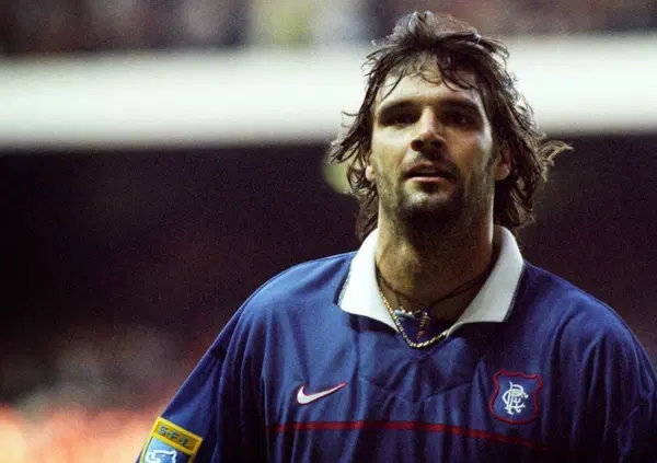 Magia totale con Marco Negri, il bomber di provincia che faceva impazzire i protestanti di Ibrox: i gol, la retina bucata, le follie con Paul Gascoigne: "Quella volta a New York con un senzatetto..."