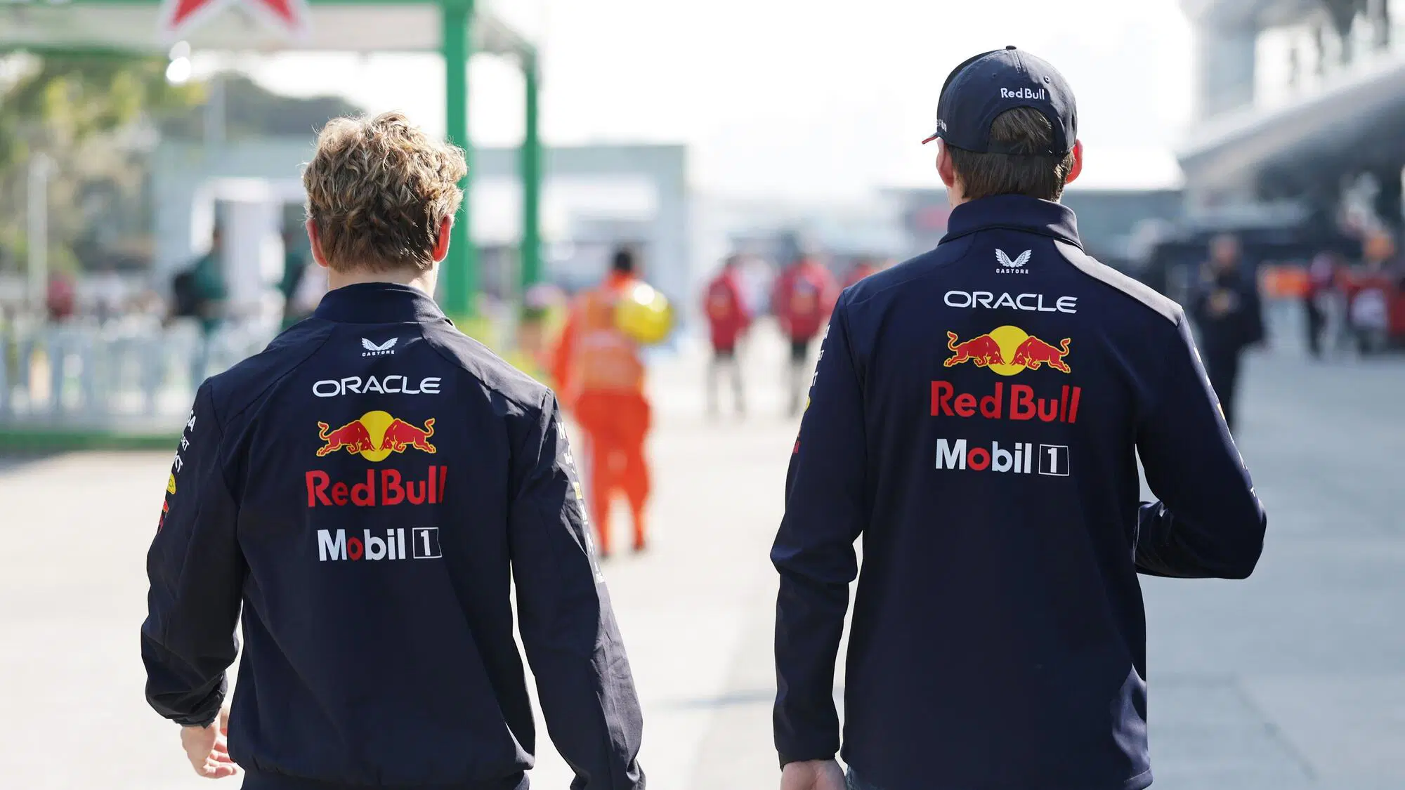 Max Verstappen e Liam Lawson in Cina