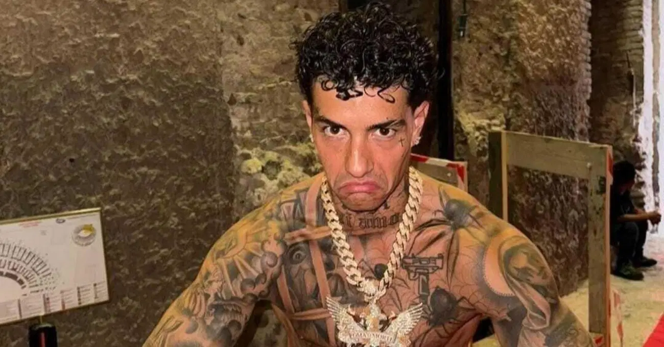 Lusso e risse. Gintoneria? No, Tony Effe (indagato con altri) in Costa Smeralda. Ma cos&rsquo;&egrave; successo? &ldquo;Se non entra lui vi ammazzo tutti&rdquo;. Ecco cos&rsquo;&egrave; emerso sulla vicenda&hellip;