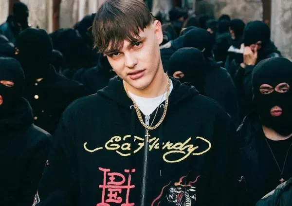 A Le Iene lo show di Stasi (non Alberto, anche se c'&egrave; Garlasco): il rapper Kid Yugi, in auto con il gadget per non far suonare l'allarme della cintura (&ldquo;al sud lo fanno tutti&rdquo;), la mamma e...