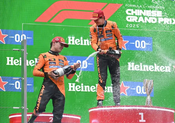 La McLaren domina in Cina con Oscar Piastri, sar&agrave; guerra interna? In Ferrari intanto le prime tensioni (e Hamilton e Leclerc si toccano), mentre Max Verstappen&hellip;