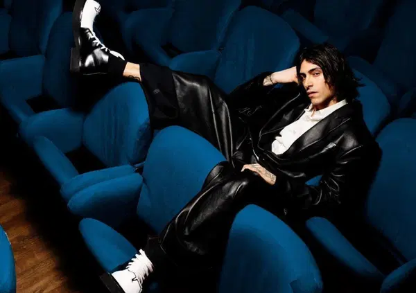 Siamo andati al concerto di Naska del suo Tour Unplugged a Milano, ma com'&egrave; stato? Ha portato il rock al teatro Arcimboldi, malinconico come Kurt Cobain, romantico come Buscaglione. E l&rsquo;unico ospite J-Ax&hellip;