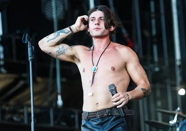 &ldquo;L&rsquo;autotune non ti rende un artista&rdquo;: Mario Fanizzi asfalta Rkomi e la favola che "anche Lucio Dalla lo usava". Ecco cosa succede secondo il producer...