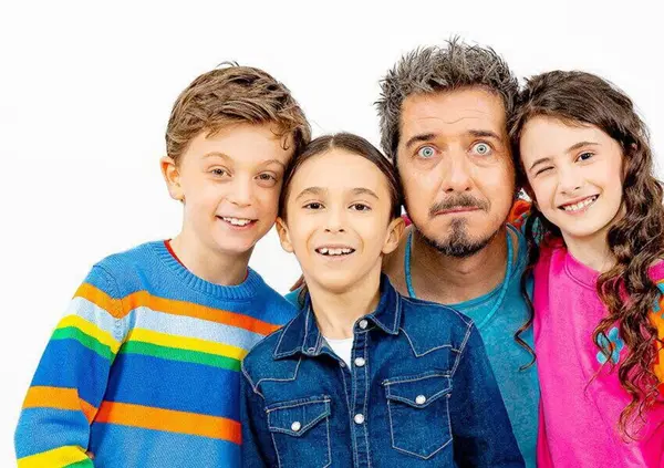 Paolo Ruffini &egrave; il poeta che non sapevamo di avere? Tra scoregge e puzza di piedi con i bambini sui social &egrave; l'erede di Silvano Agosti con D'Amore si vive. Altro che cinepanettoni...