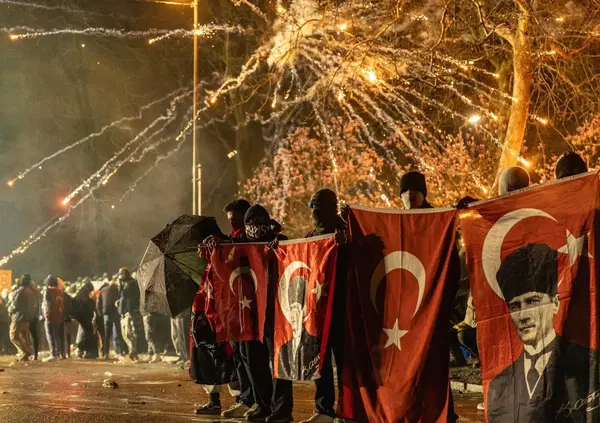 Macron vuole portare i soldati di Erdogan in Europa per difendere l'Ucraina da Putin, ma ha visto cosa succede in Turchia? Dalle armi all'illusione del mondo libero: ecco perch&eacute; l'Ue ha gi&agrave; perso (di nuovo)