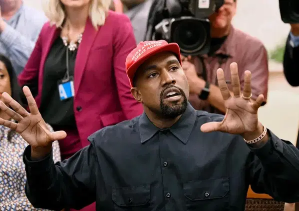 Kanye West (senza Bianca Censori) vola a Tokyo mentre la sua ex villa di Malibu torna in vendita. Ma quanto costa il &ldquo;rifugio antiatomico&rdquo; del rapper? 