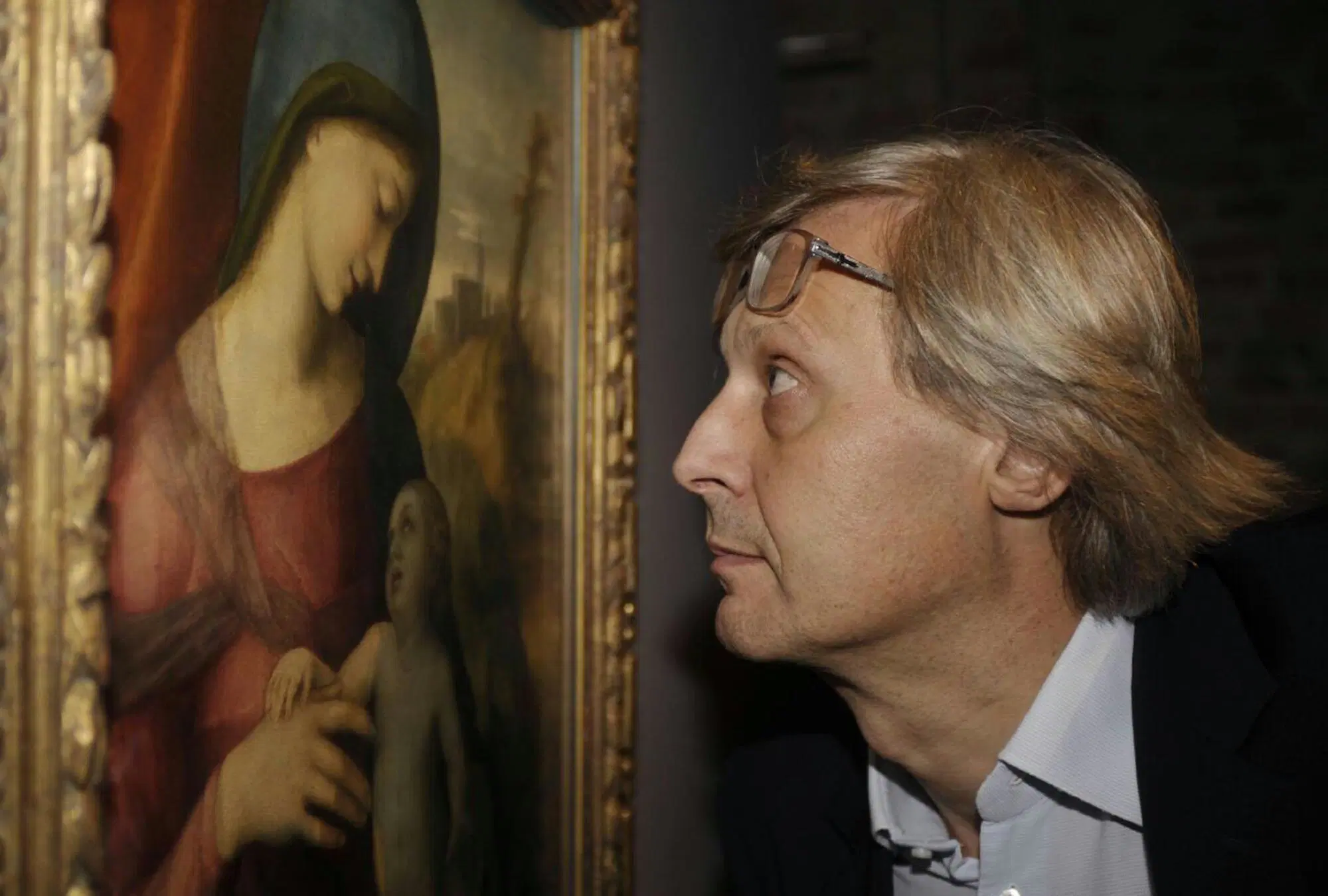 Vittorio Sgarbi mentre osserva un quadro