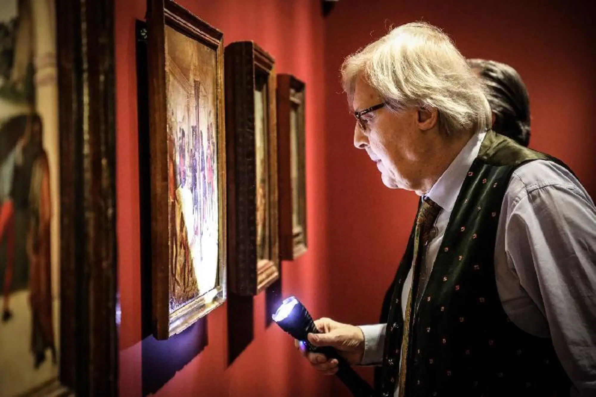 Vittorio Sgarbi durante una mostra