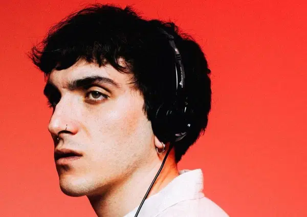 Abbiamo ascoltato &ldquo;404 (una canzone de I Cani)&rdquo; il nuovo singolo di Giuse The Lizia, ma com&rsquo;&egrave;? Un inno (virale su TikTok) della Gen Z che ci fa sentire la mancanza di Niccol&ograve; Contessa&hellip;