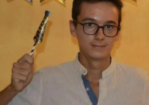 A Chi l'ha visto? su Rai tre la morte di Andrea Prospero, lo studente avrebbe potuto salvarsi: &ldquo;Chiamiamo l&rsquo;ambulanza a quel fesso? No, poi ti trovano&rdquo;. Com&rsquo;&egrave; finita la popstar Rania Zeriri a vivere come una senzatetto? E sull&rsquo;omicidio di Pierina Paganelli