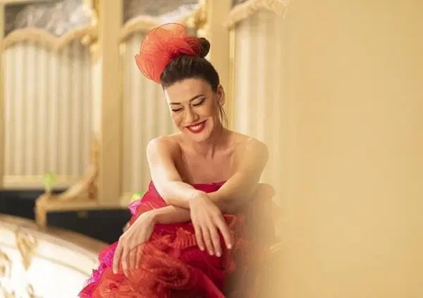 Ok, ma che caz*o &egrave; &ldquo;Samus&agrave;&rdquo; di Virginia Raffaele sul Nove? &Egrave; in tv, ma &egrave; teatro, &egrave; trasformismo e parla della sua infanza. Ecco perch&eacute; Discovery+ diventa un Luna park...