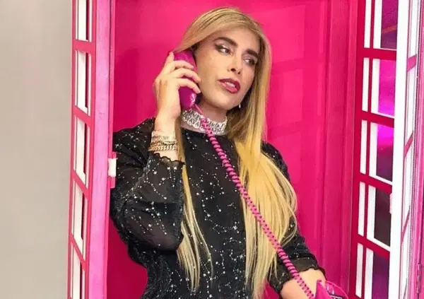 Le bombe di "Giacomo" Genny Urtis: &ldquo;Sono un leccatore di patate! Sa di batteria scarica, per&ograve;&hellip;&rdquo;. Intimit&agrave; con Corona? &ldquo;Dalla cintura in gi&ugrave;&rdquo;. L&rsquo;uomo ideale? &ldquo;Elon Musk: &ldquo;Intelligente, simpatico e il portafoglio&hellip;&rdquo;. E il sogno valletta a Sanremo&hellip;