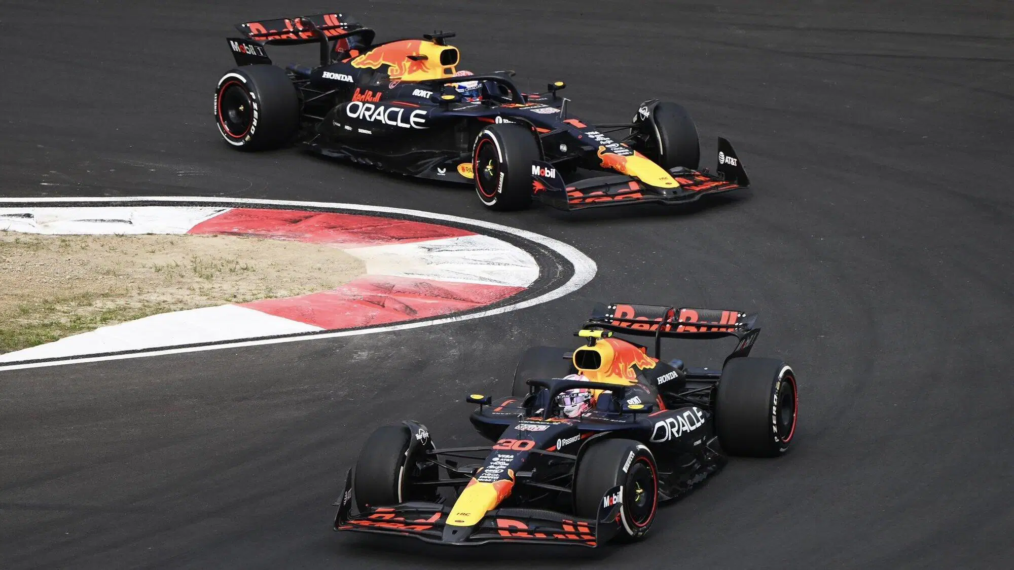 Max Verstappen e Liam Lawson durante il Gran Premio della Cina