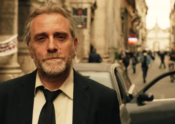 Abbiamo visto in anteprima il nuovo film di Valerio Mastandrea ora al cinema, ma com&rsquo;&egrave;? L'amore, la morte, Dostoevskij e quella voglia di restare aggrappati alla vita (&ldquo;Nonostante&rdquo; tutto)